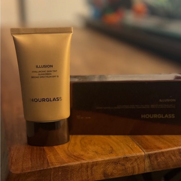 Hourglass Other - Hourglass Illusion Hyaluronic Skin Tint - Ivory